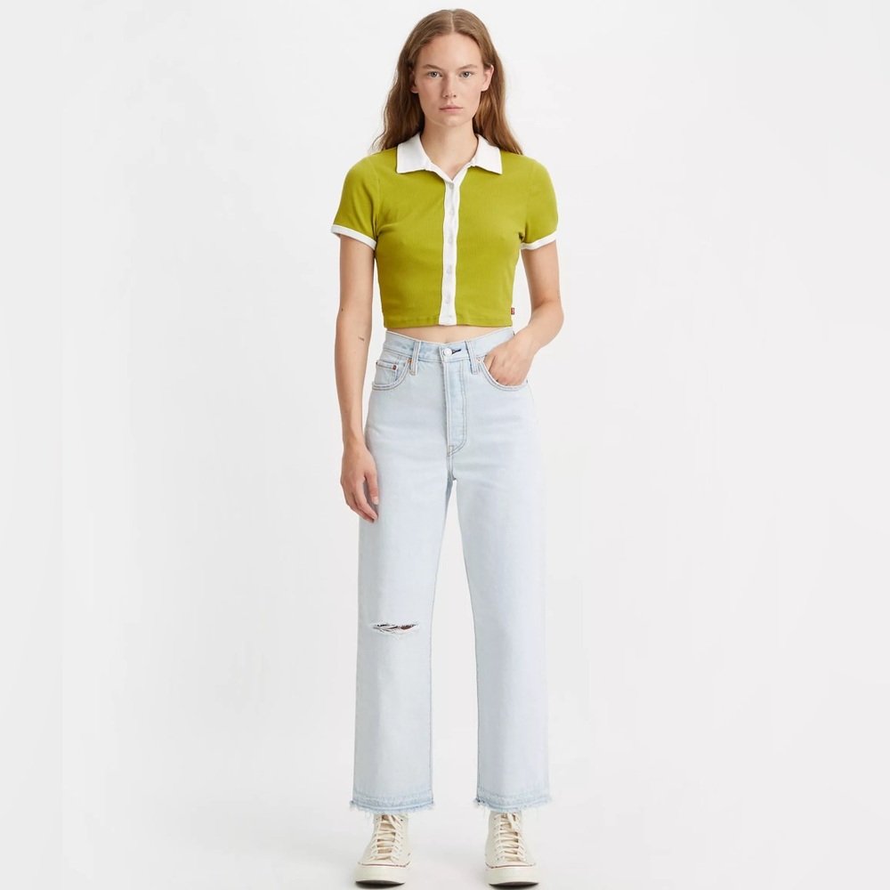 Trendy Green Cropped Top with Light Jeans